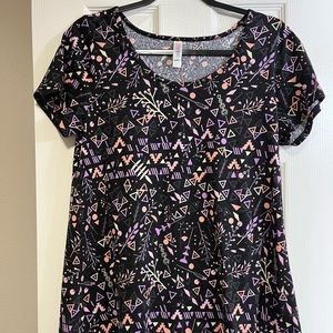 LuLaRoe Classic tee. Small. High-low hem. Multicolored pattern.